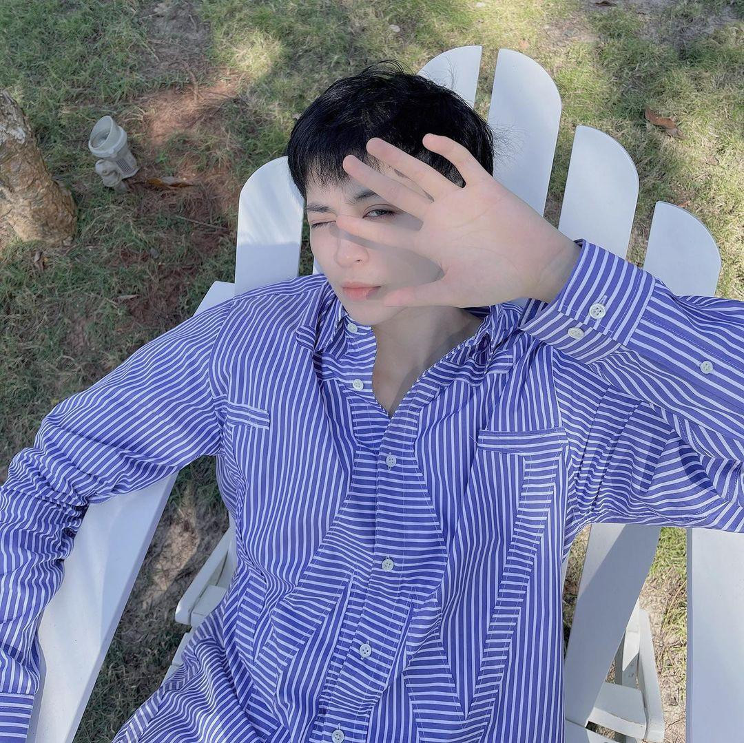 Gil Lê thư sinh với áo sơ mi kẻ sọc. Gil Lê thư sinh với áo sơ mi kẻ sọc.