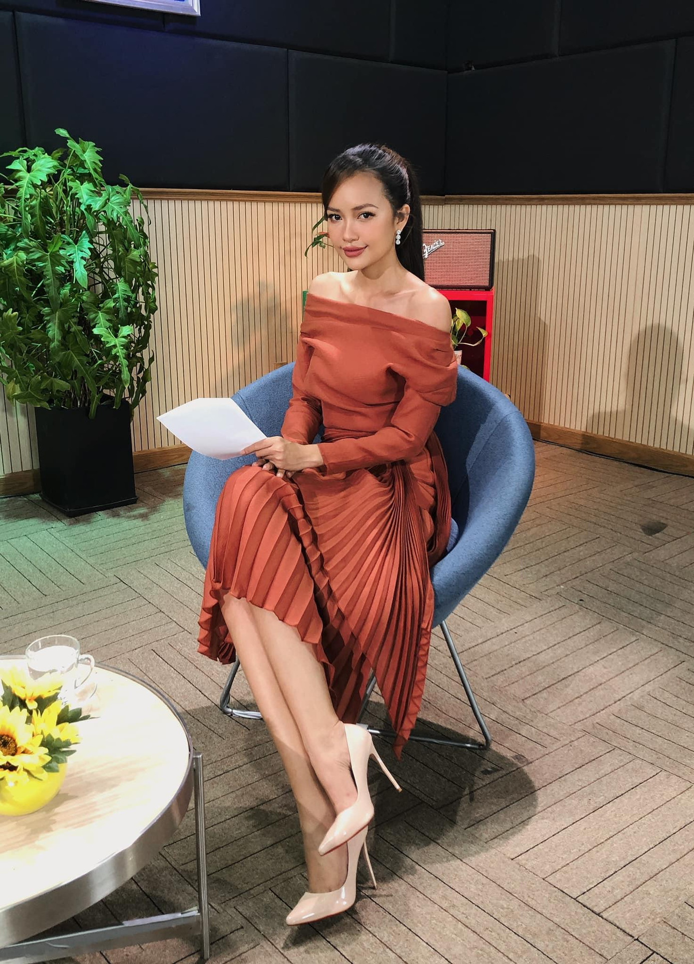 Ngọc Châu còn có thể cân tất cả các loại trang phục từ cá tính đến nhẹ nhàng, thanh lịch.