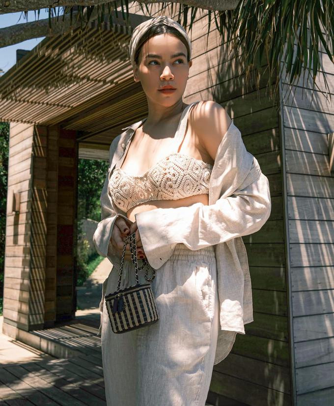 Hà Hồ diện bratop len móc cùng cây đồ linen, tạo thành bộ cánh vừa trẻ trung lại vừa tôn dáng.