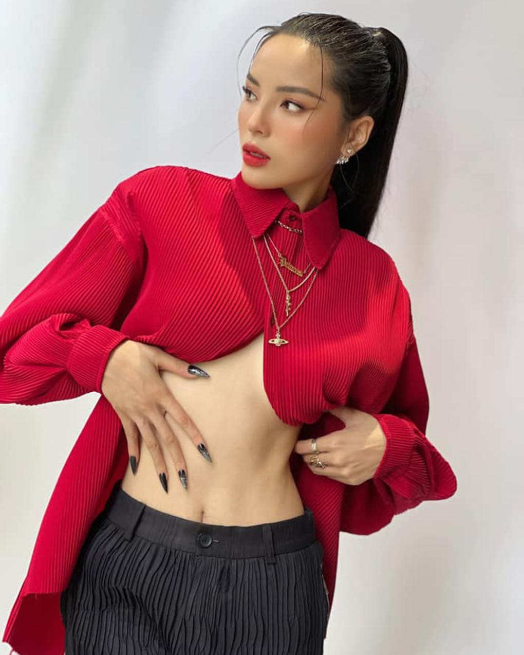 Không chỉ vậy, khi kết hợp hai màu sắc này với nhau còn khoe được làn da trắng mịn màng.