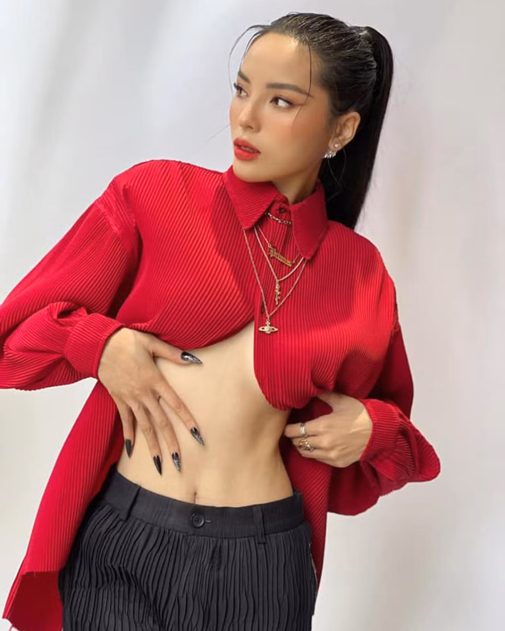 Không chỉ vậy, khi kết hợp hai màu sắc này với nhau còn khoe được làn da trắng mịn màng.