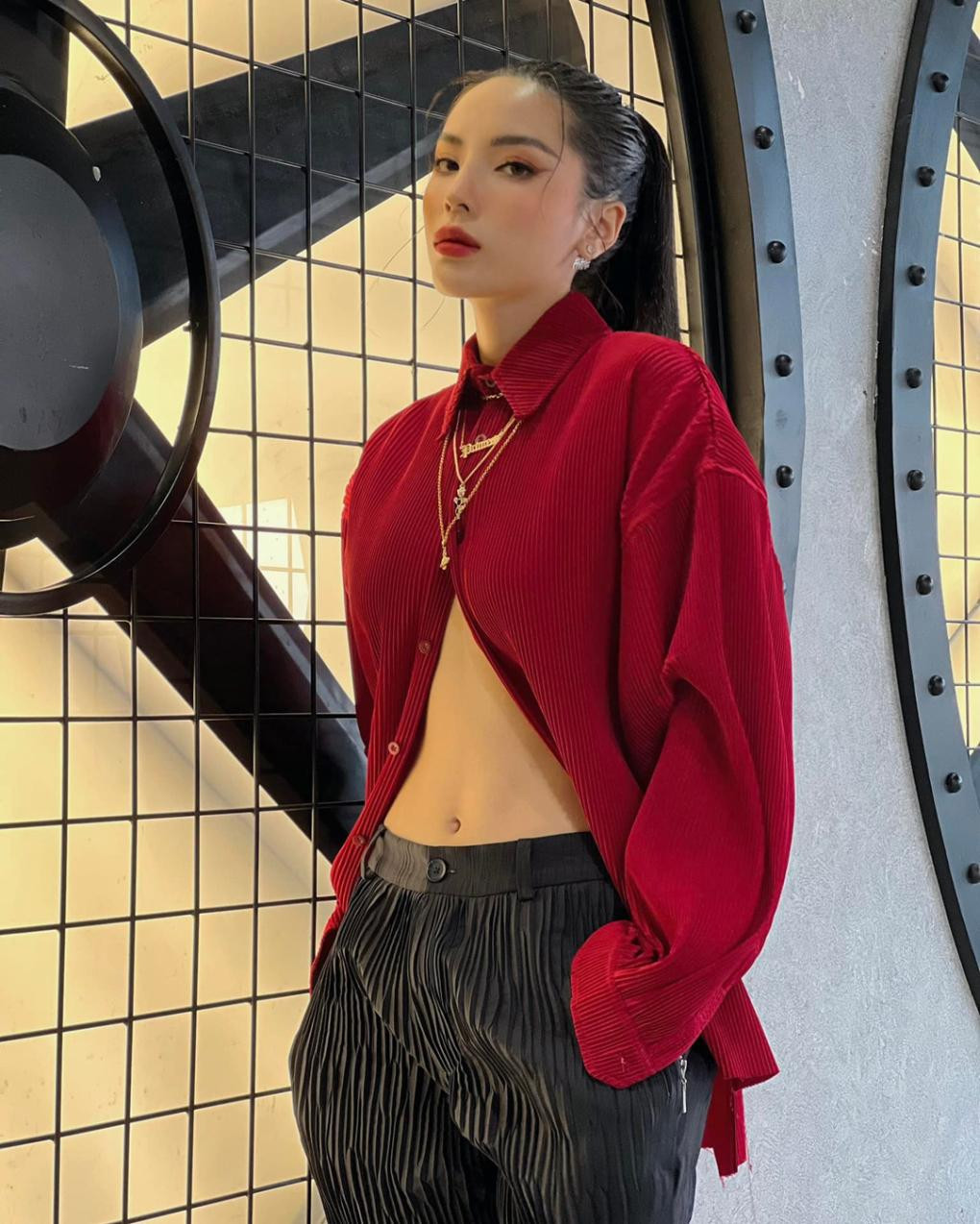 Kỳ Duyên chọn cho mình chiếc áo màu đỏ mix cùng quần đen để tôn lên vòng eo săn chắc.