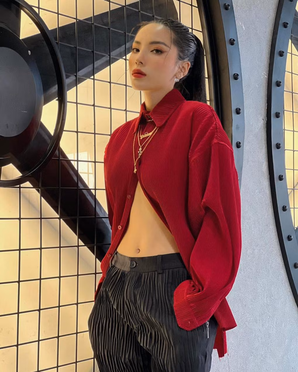 Kỳ Duyên chọn cho mình chiếc áo màu đỏ mix cùng quần đen để tôn lên vòng eo săn chắc.
