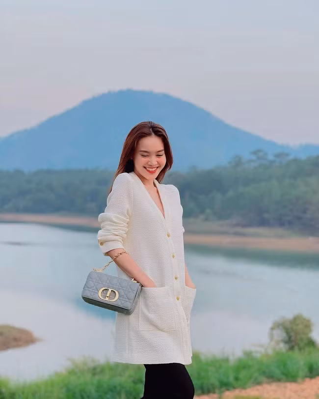 Ninh Dương Lan Ngọc cũng không thể bỏ qua item này khi đi du lịch ở Đà Lạt. Chỉ với cách phối đồ đơn giản nhưng cô nàng đã xuất hiện nổi bật với hình ảnh dịu dàng.