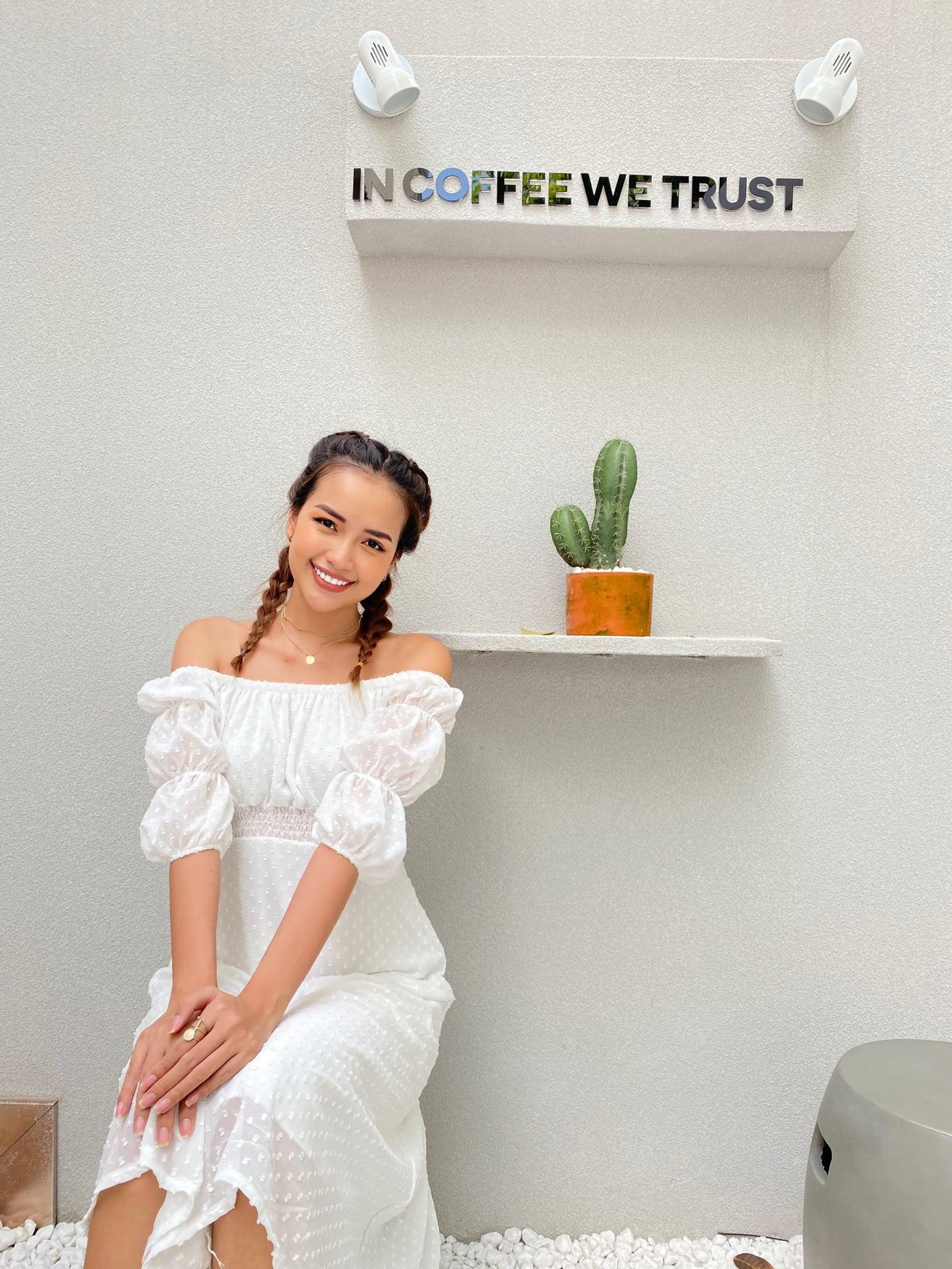 Ngọc Châu thường xuyên diện những chiếc váy trắng từ đơn giản đến cầu kỳ, sang trọng.