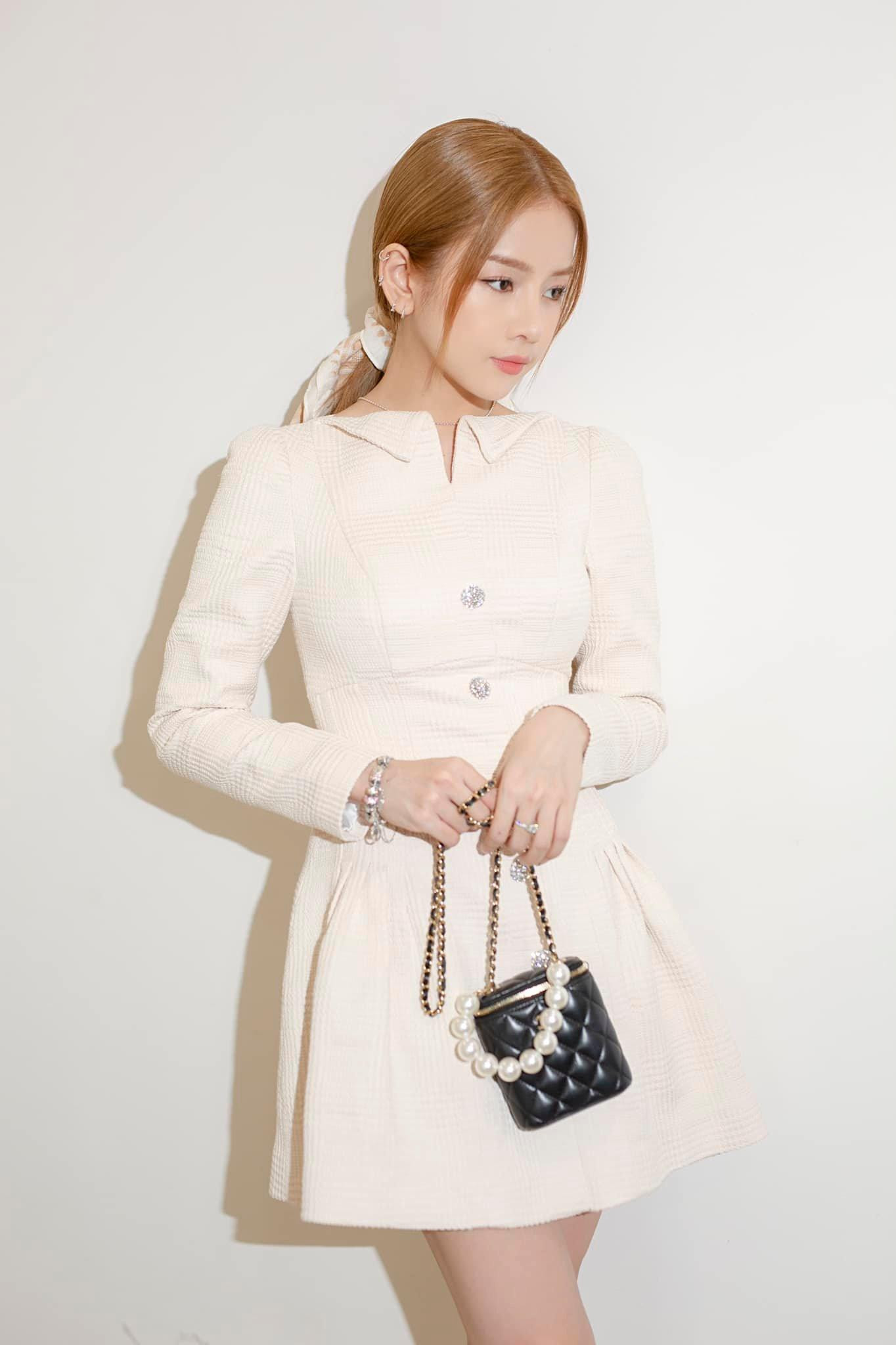 Không cần diện trang phục quá cầu kỳ, Mie vẫn ghi điểm trong mắt khán giá nhờ chiếc váy kẻ tinh tế và nhẹ nhàng.