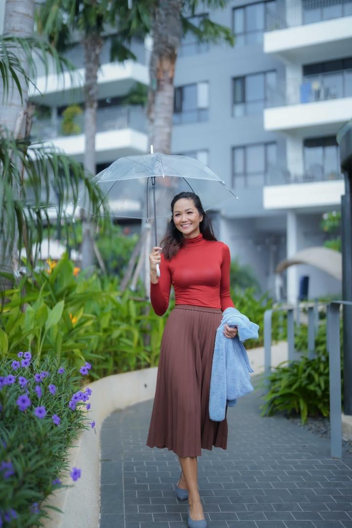 H'Hen Niê toát lên sự dịu dàng, nữ tính khi phối đồ đơn giản với gam màu ấm.