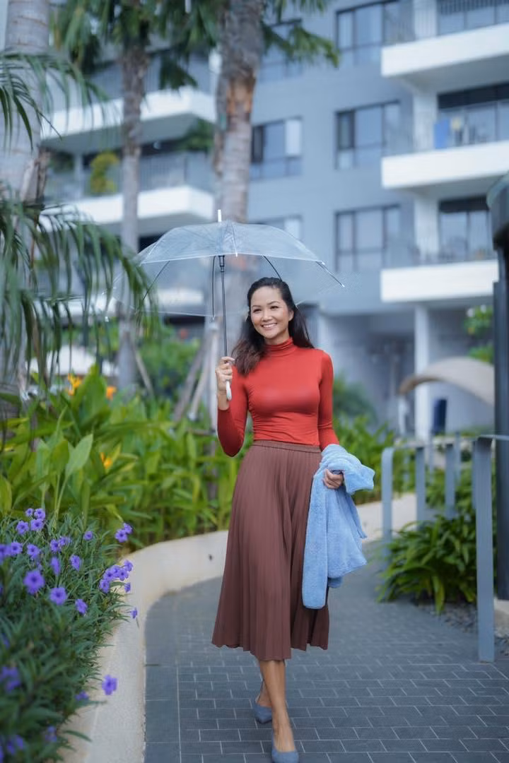 H'Hen Niê toát lên sự dịu dàng, nữ tính khi phối đồ đơn giản với gam màu ấm. H'Hen Niê toát lên sự dịu dàng, nữ tính khi phối đồ đơn giản với gam màu ấm.