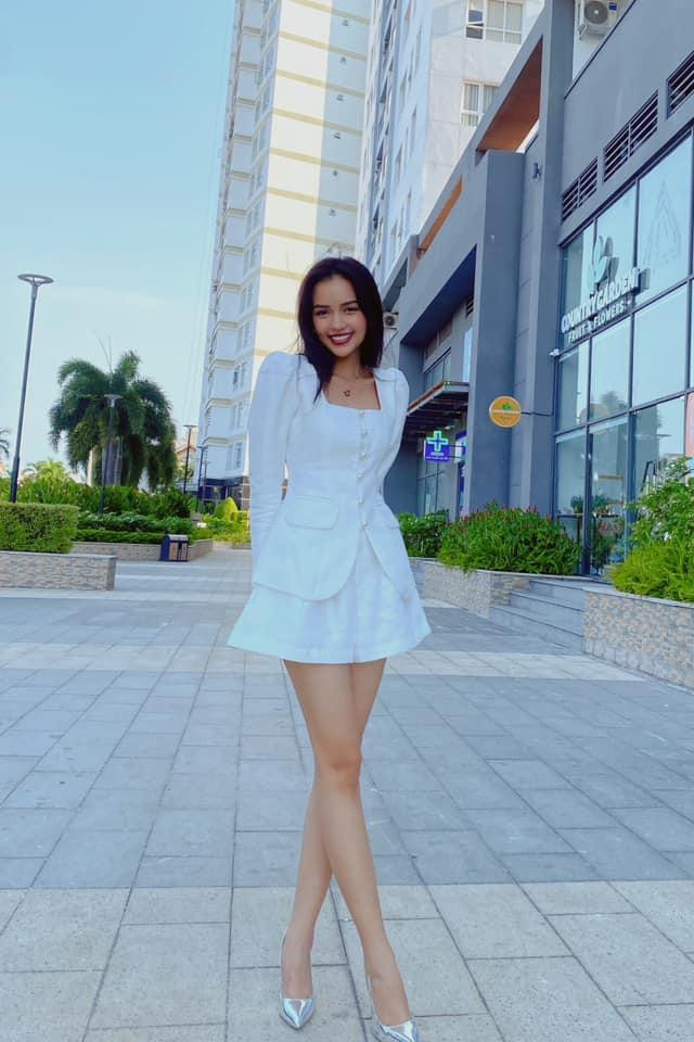 Ngoài ra, màu trắng cũng là màu yêu thích trong tủ đồ của người đẹp Tây Ninh.