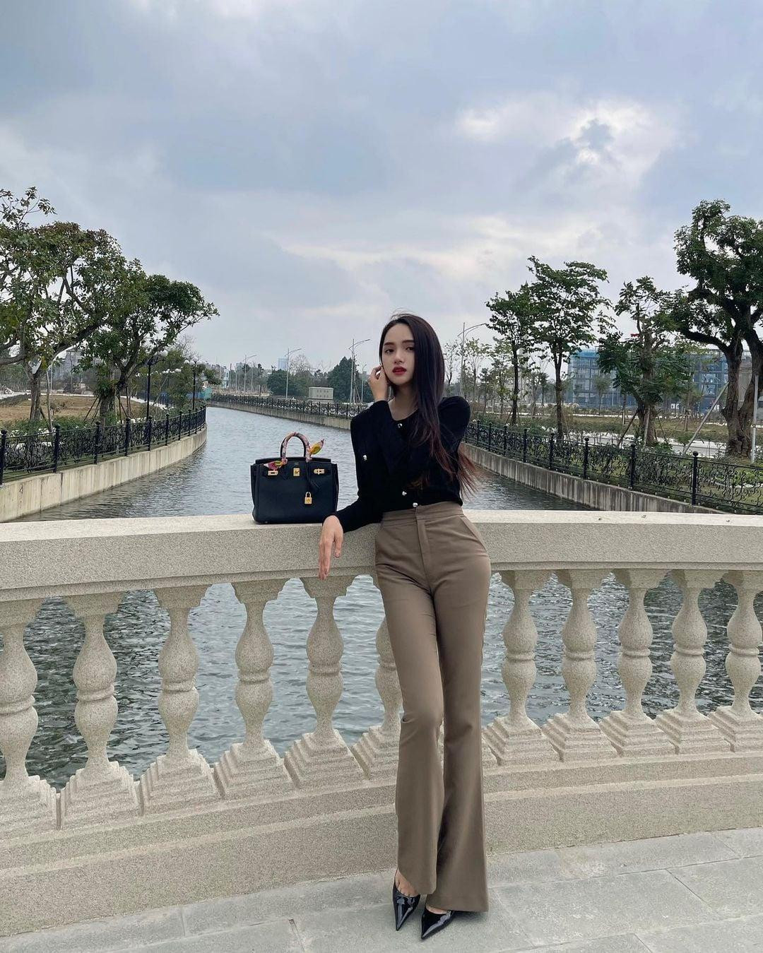 Phong cách sơ vin áo thun tay dài với quần tây quen thuộc của hội chị em công sở cũng được Hương Giang tận dụng để xuống phố.