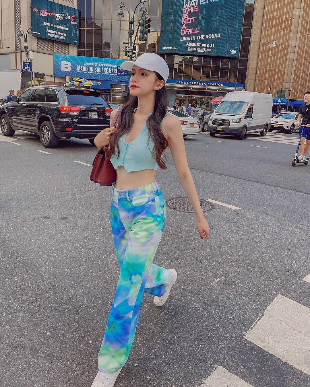 Một chiếc quần màu sắc phối cùng áo croptop sát nách kết hợp cùng loạt phụ kiện như mũ, túi xách hợp xu hướng giúp Hương Giang tăng sự trẻ trung.