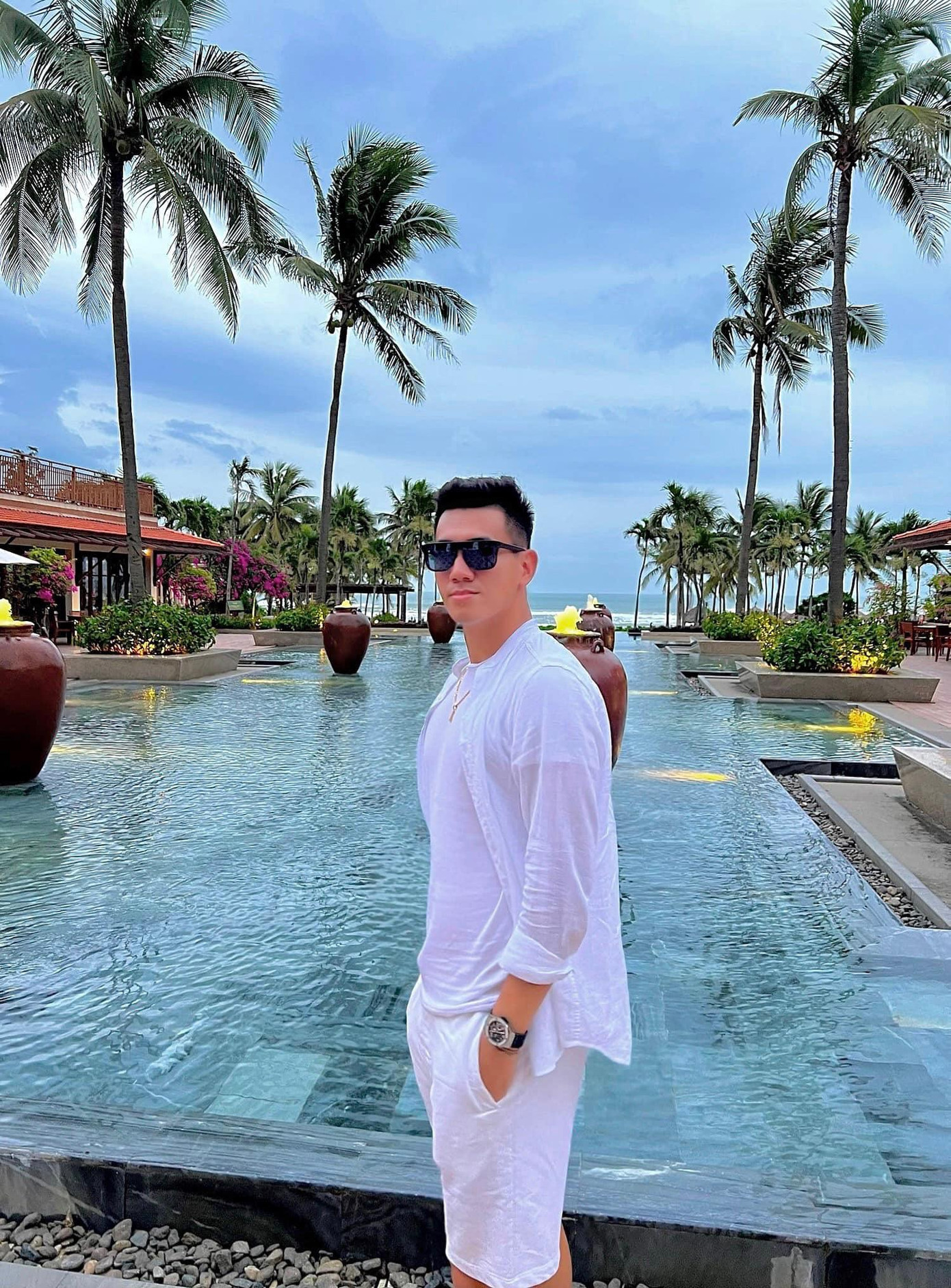 Đồng hồ hàng hiệu là món phụ kiện được anh chàng chọn để tạo điểm nhấn cho tổng thể. Đồng hồ hàng hiệu là món phụ kiện được anh chàng chọn để tạo điểm nhấn cho tổng thể.