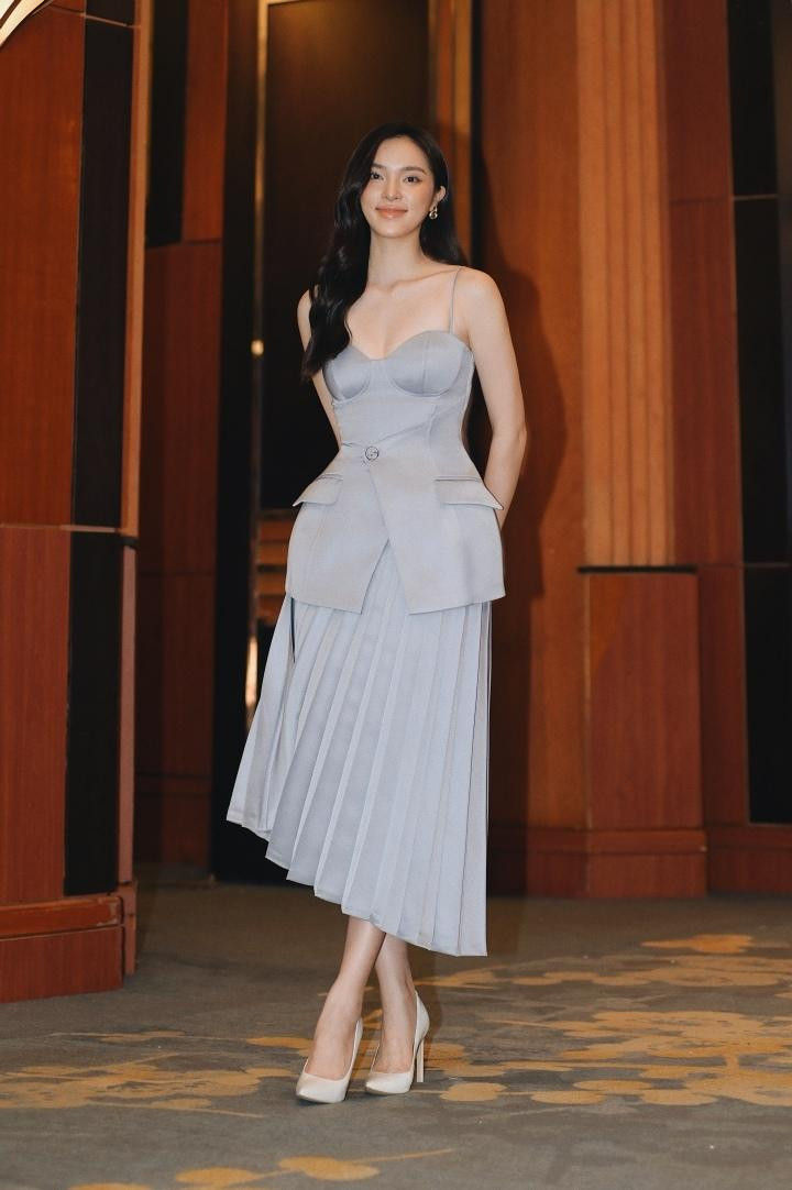 Những chiếc váy dài thướt tha cũng giúp bà xã tương lai của Phillip Nguyễn tôn lên nét đẹp kiều diễm, quý phái.