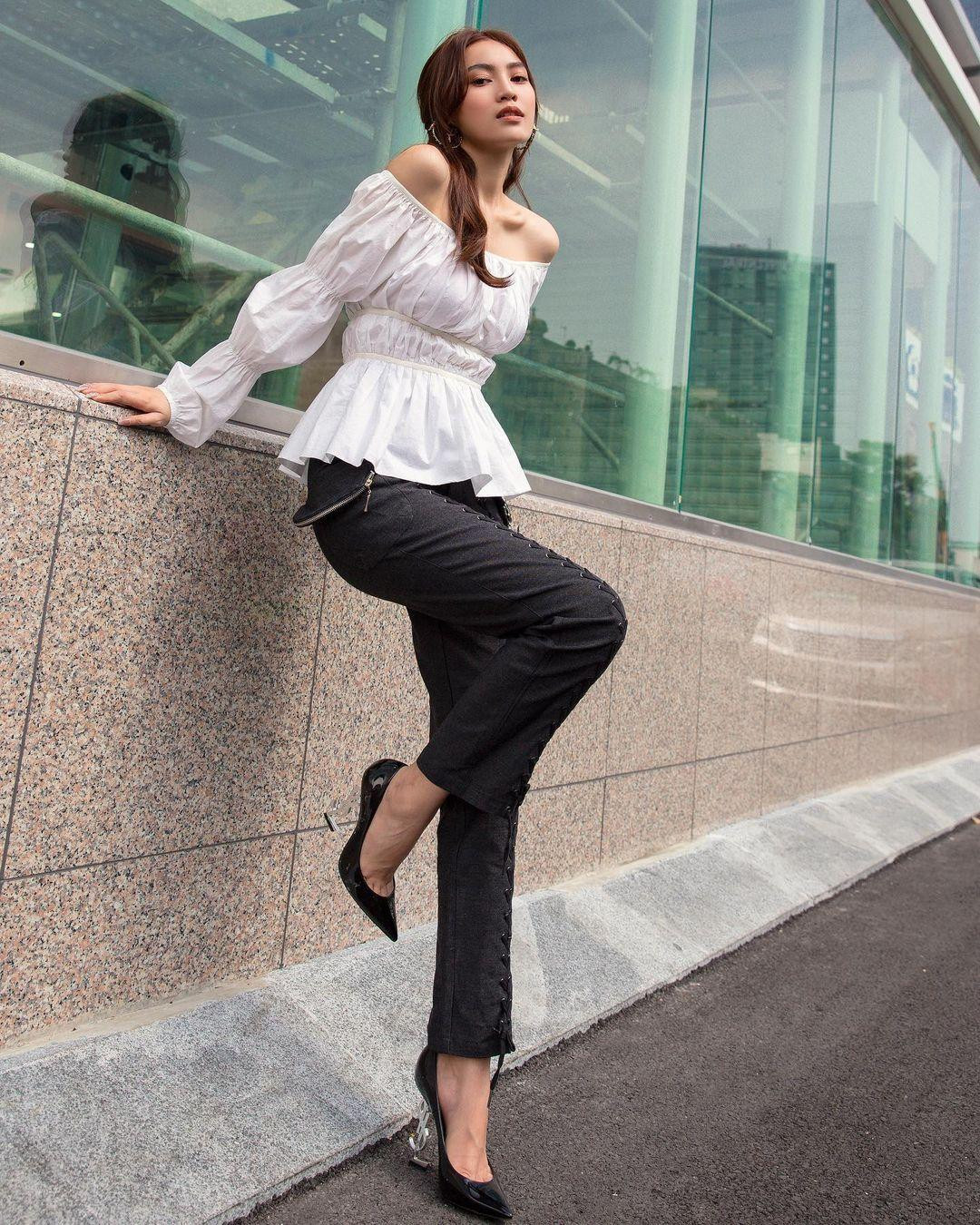 Phối áo trễ vai trắng với quần jeans đen đơn giản và giày cao gót cùng màu là Lan Ngọc đã có ngay một set đồ hoàn hảo để xuống phố.