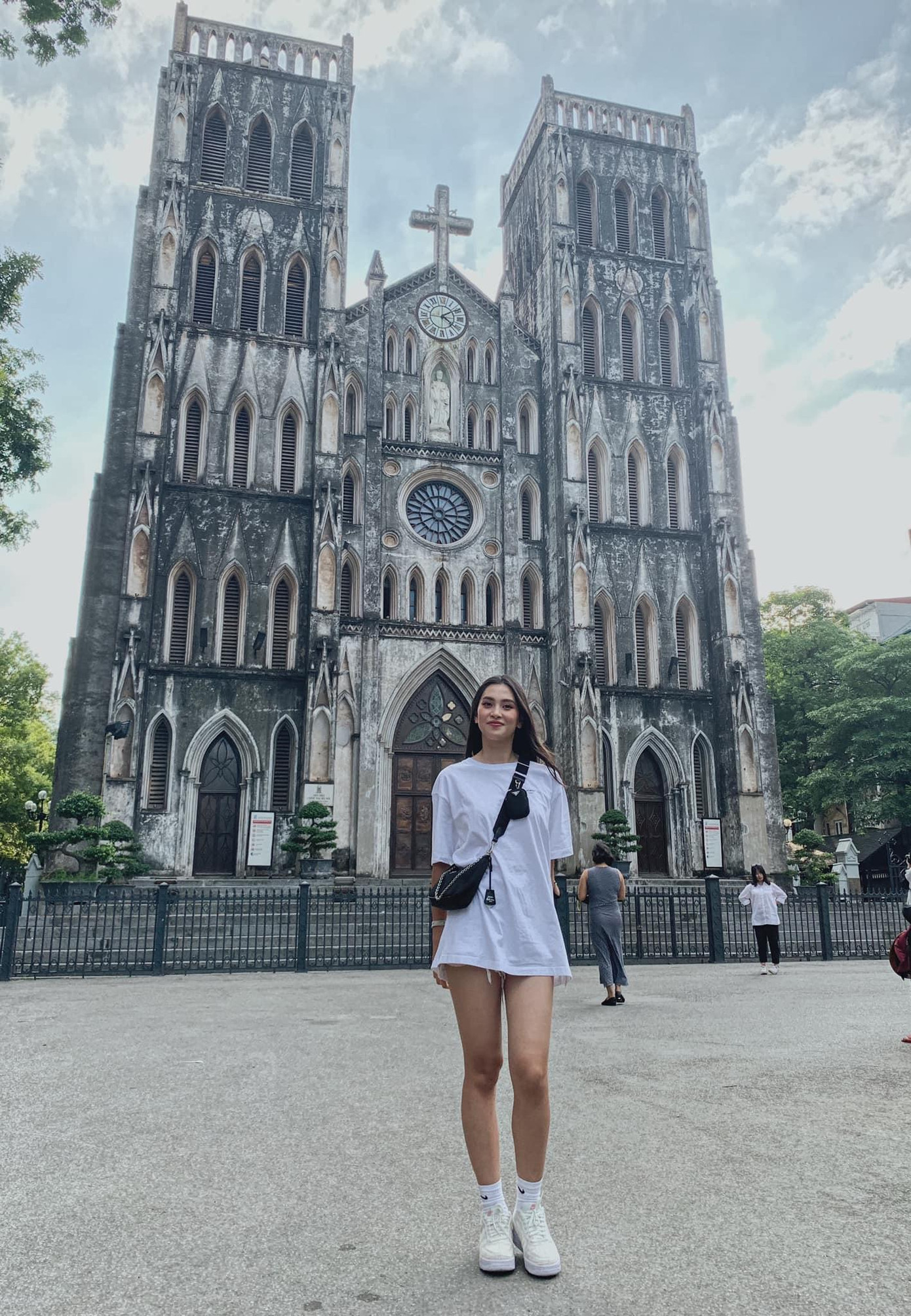 Hoa hậu Tiểu Vy năng động khi phối áo phông dáng rộng với quần soóc jeans rách.