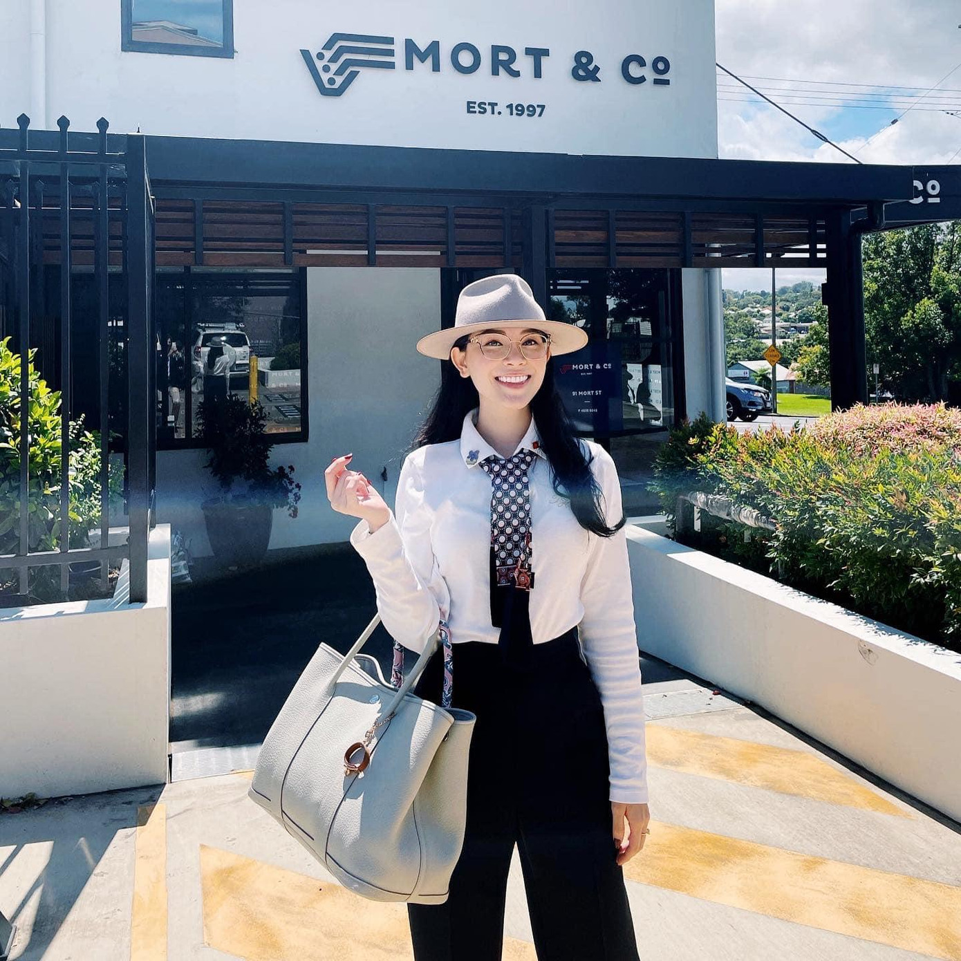 Linh Rin thường kết hợp những chiếc áo sơ mi trắng đơn giản với quần âu và thêm một chút phụ kiện để outfit bớt đơn điệu.