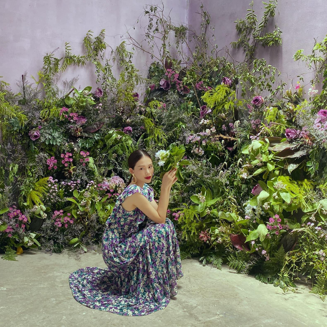 Thiết kế váy hoa, tông tím mềm mại giúp em dâu tương lai của Tăng Thanh Hà tôn được vẻ đẹp nữ tính mong manh, ngọt ngào của mình.