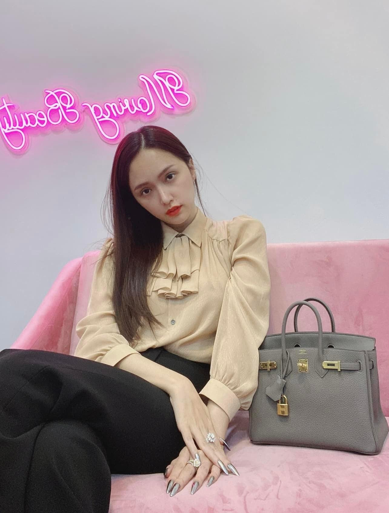 Cách phối áo sơ mi với các loại quần và chân váy cũng là sự lựa chọn yêu thích của nàng hậu mỗi khi tới chốn công sở. Cách phối áo sơ mi với các loại quần và chân váy cũng là sự lựa chọn yêu thích của nàng hậu mỗi khi tới chốn công sở.