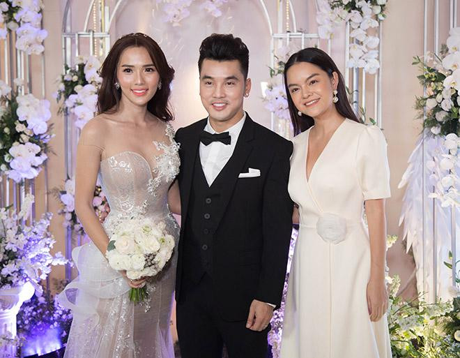 Diện một chiếc váy trắng nhẹ nhàng và thanh lịch trong đám cưới của Ưng Hoàng Phúc, Phạm Quỳnh Anh vẫn khoe được vẻ đẹp dịu dàng của mình. Diện một chiếc váy trắng nhẹ nhàng và thanh lịch trong đám cưới của Ưng Hoàng Phúc, Phạm Quỳnh Anh vẫn khoe được vẻ đẹp dịu dàng của mình.