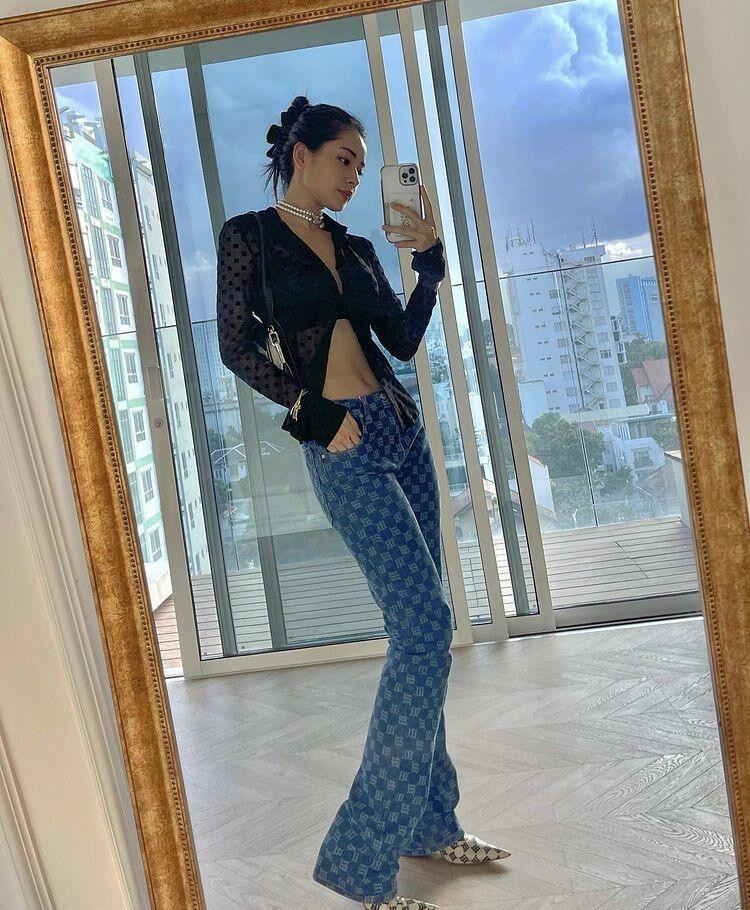 Chi Pu theo đuổi xu hướng này với bộ trang phục phối theo phong cách trẻ trung và sành điệu.