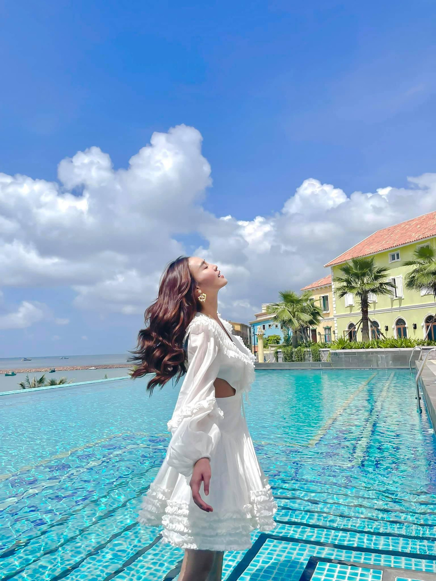 Thả dáng trong chiếc váy trắng tinh khôi, Ninh Dương Lan Ngọc tựa như một nàng thơ với nhan sắc ngọt ngào và vóc dáng mảnh mai.