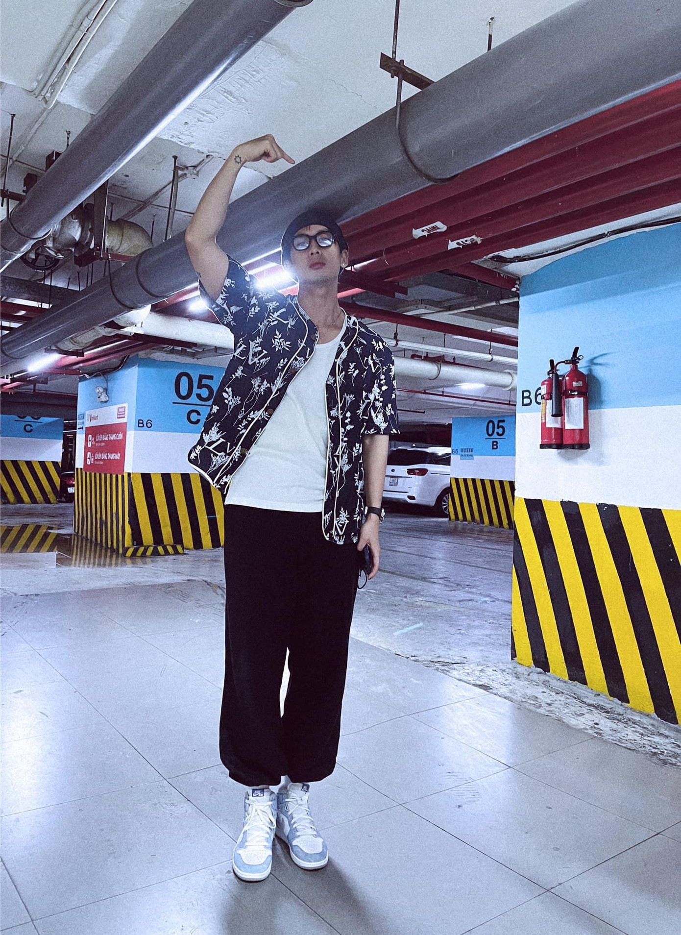 Nam diễn viên thường kết hợp áo thun, áo sơ mi với quần ống suông, quần jogger và kết hợp các món phụ kiện để tăng phần năng động.