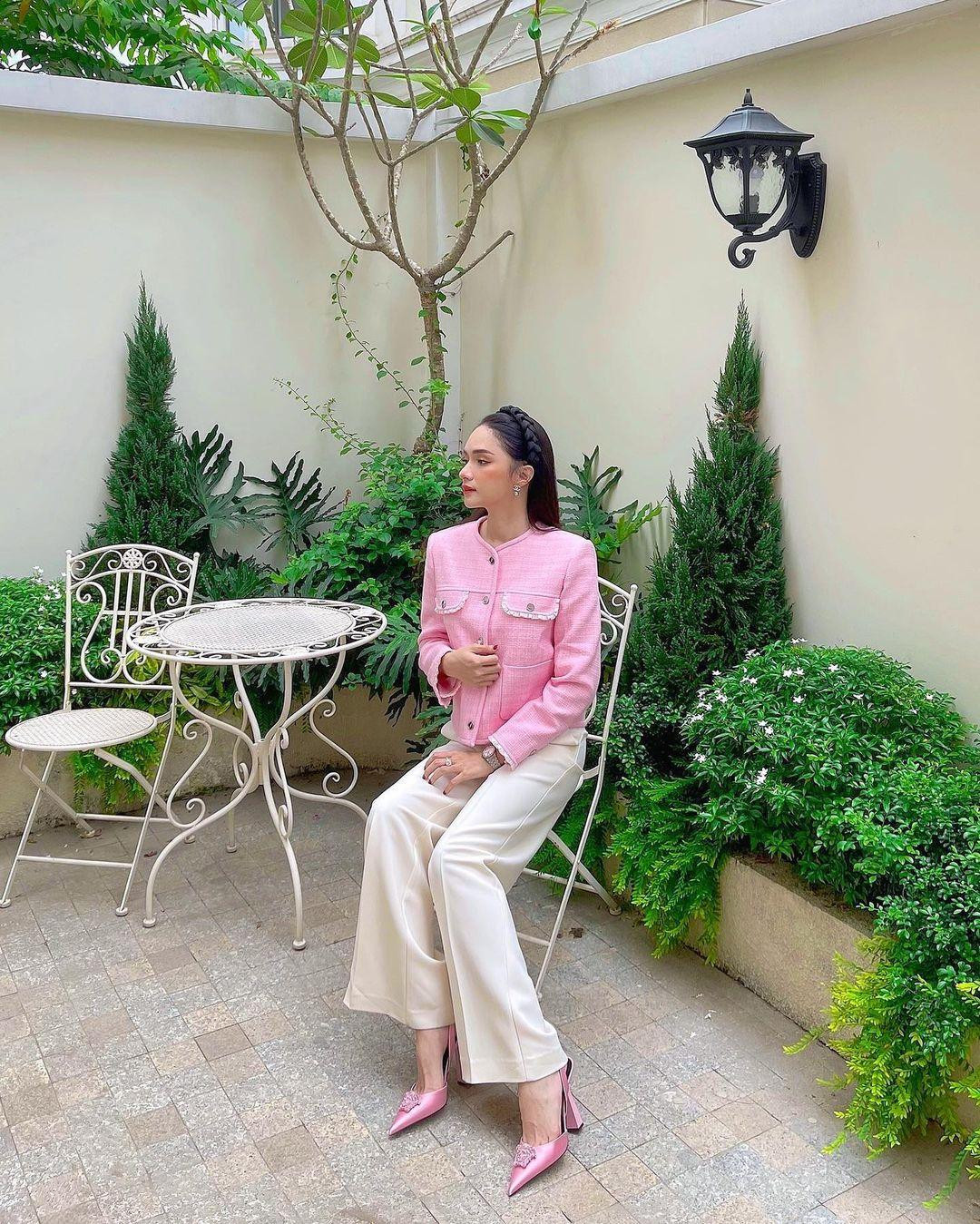 Kết hợp chiếc áo dạ tweed cùng giày cao gót cùng màu và quần tây, Hương Giang hệt như một quý cô cổ điển.