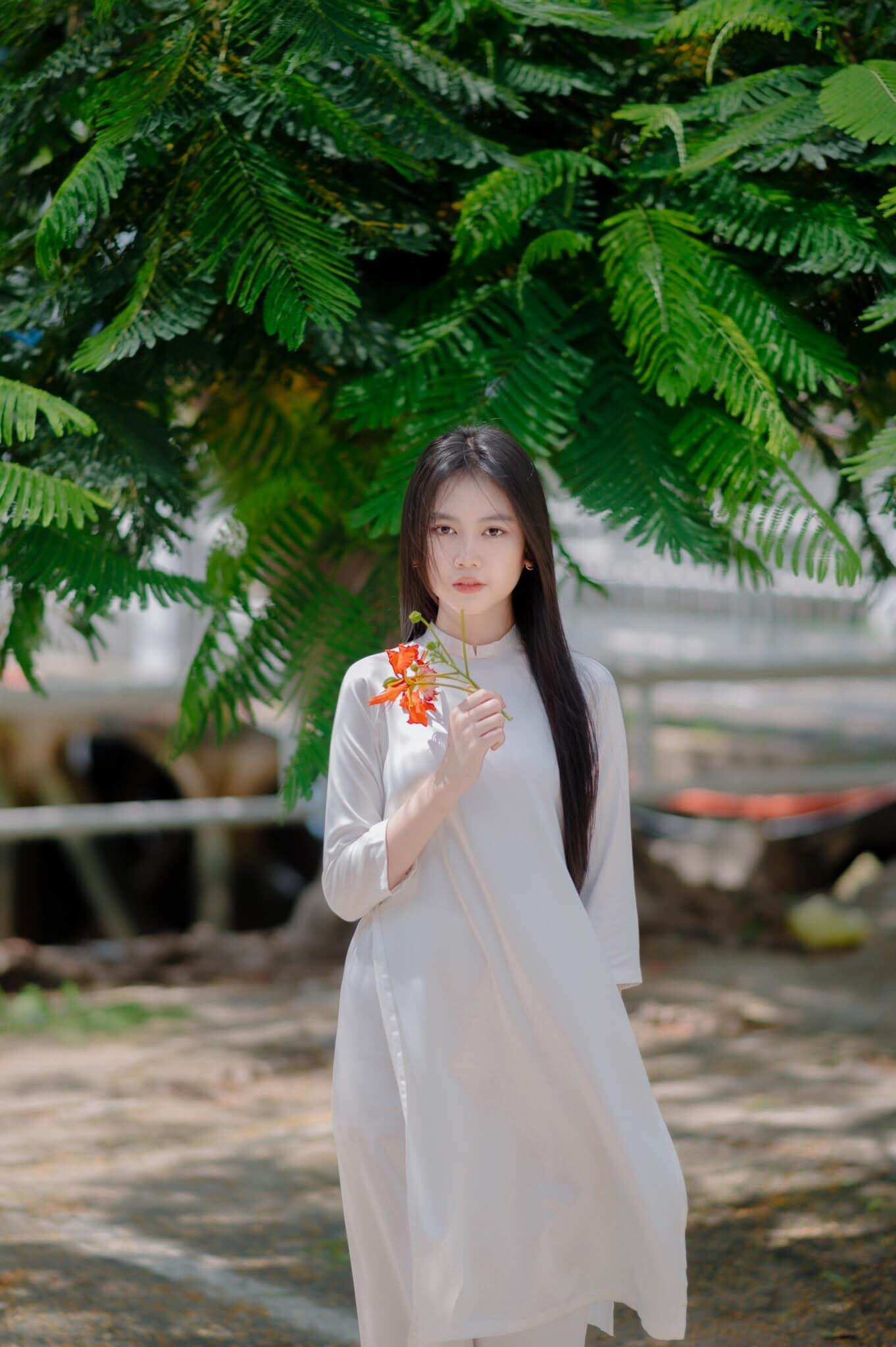 Bảo An khi xuất hiện cùng mẫu áo dài truyền thống mang nét đẹp trong trẻo của một nữ sinh. Bảo An khi xuất hiện cùng mẫu áo dài truyền thống mang nét đẹp trong trẻo của một nữ sinh.