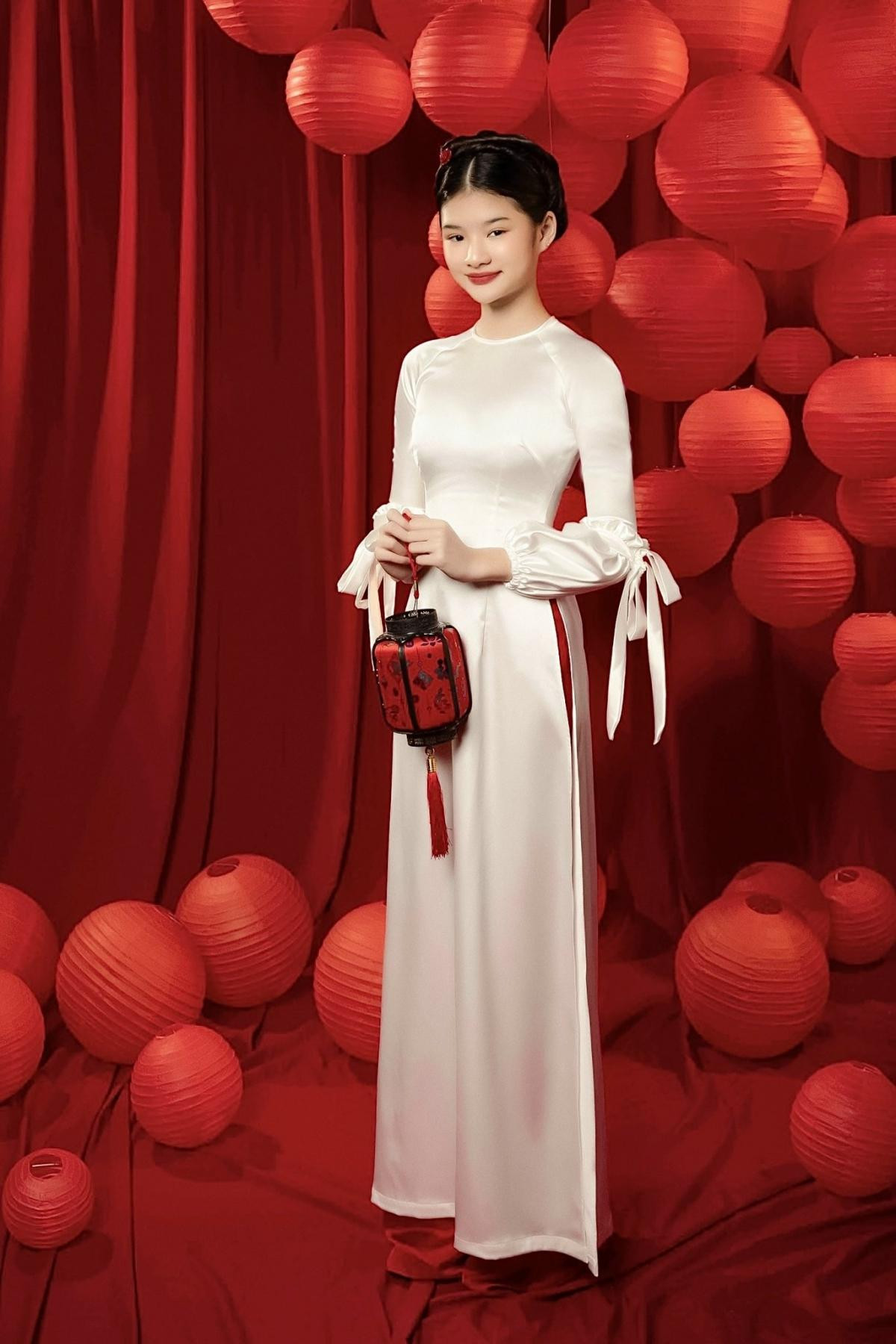 Cô bé sở hữu một gương mặt nhỏ cùng những đường nét sắc sảo, kiêu kỳ. Cô bé sở hữu một gương mặt nhỏ cùng những đường nét sắc sảo, kiêu kỳ.