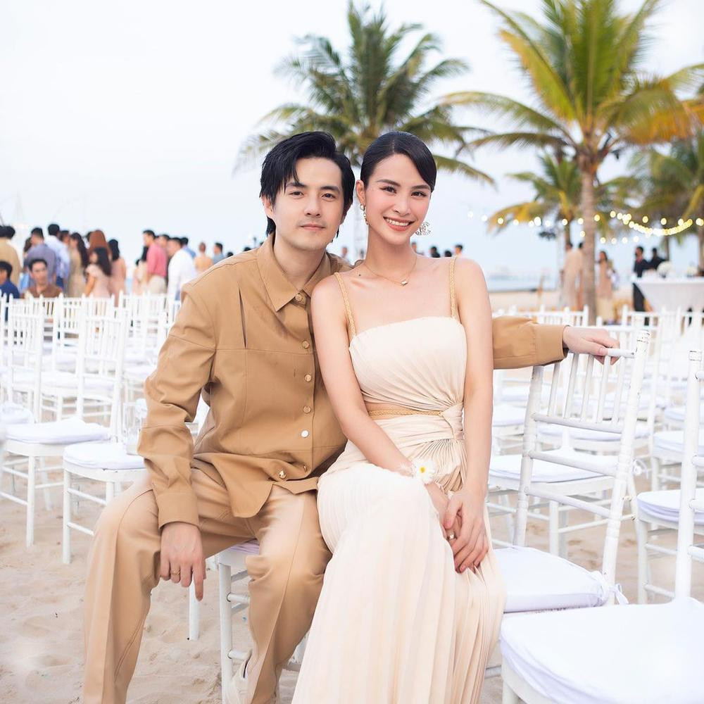 Vợ chồng Đông Nhi - Ông Cao Thắng ghi điểm tuyệt đối trong 2 thiết kế cùng tone. Vợ chồng Đông Nhi - Ông Cao Thắng ghi điểm tuyệt đối trong 2 thiết kế cùng tone.