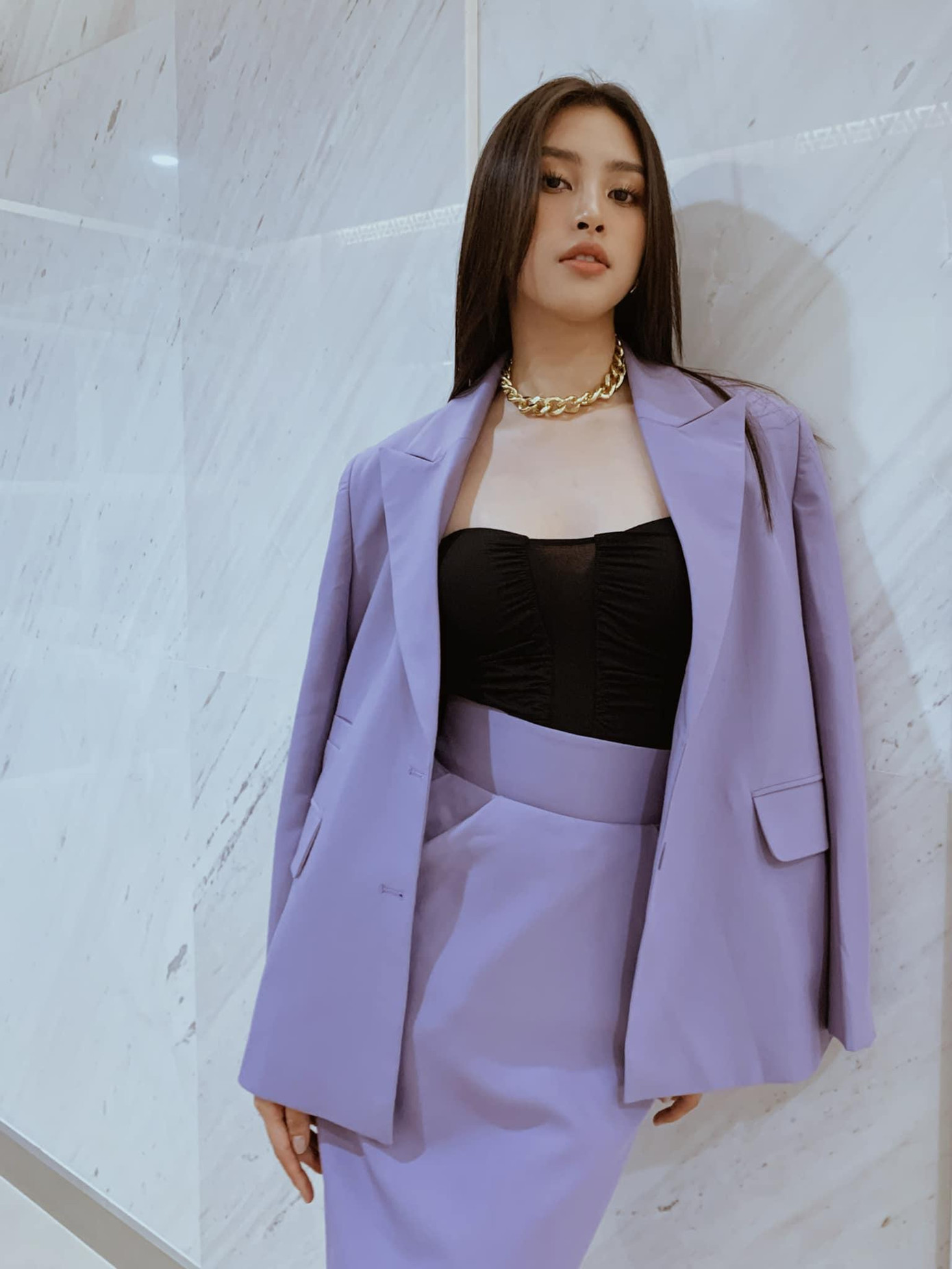 Đôi khi, nàng hậu lại phối áo blazer với chân váy cùng màu để thể hiện sự đằm thắm, cá tính. Đôi khi, nàng hậu lại phối áo blazer với chân váy cùng màu để thể hiện sự đằm thắm, cá tính.