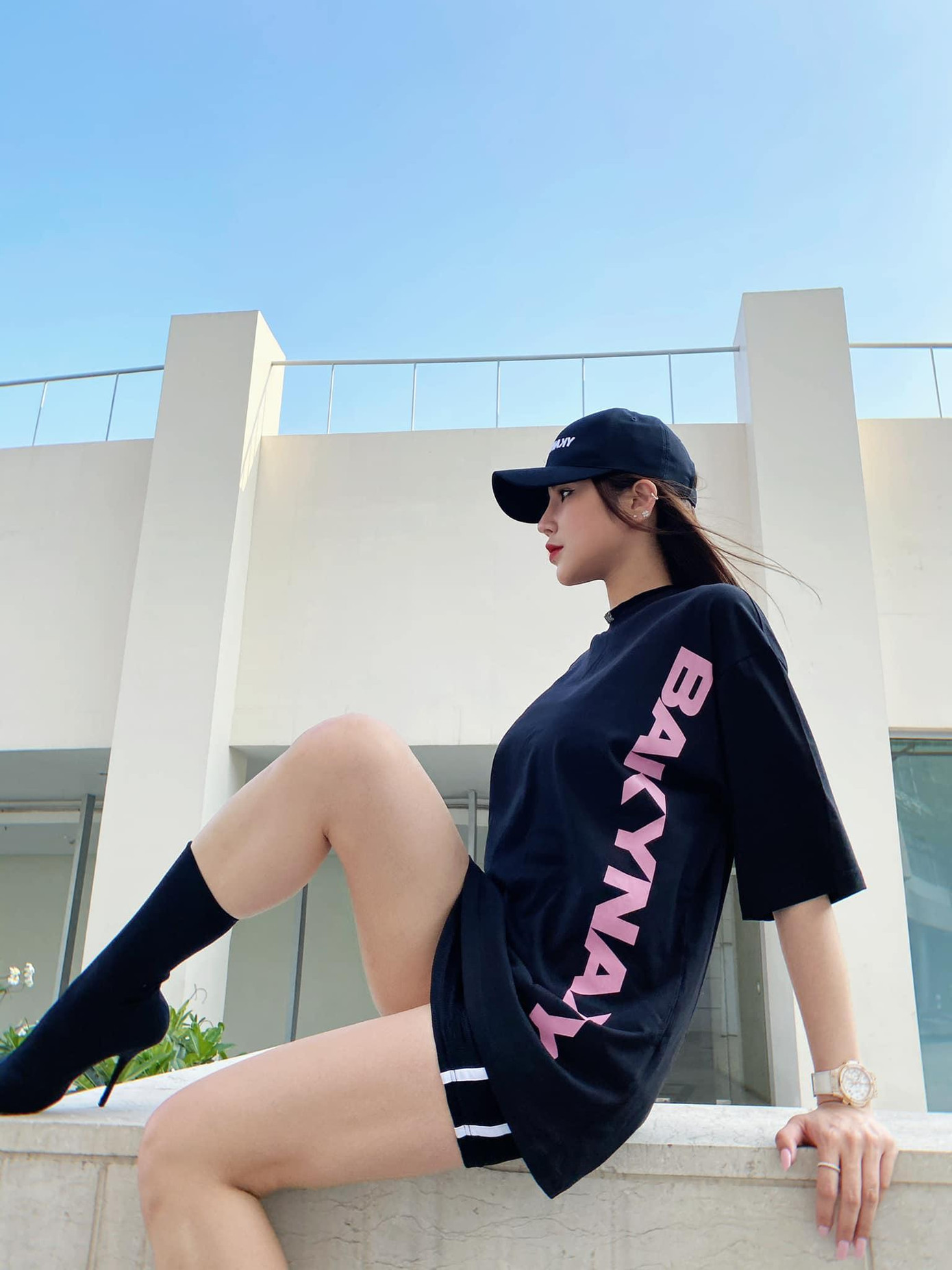 Cô luôn sử dụng nhiều phụ kiện khác nhau trong mỗi outfit để tránh sự nhàm chán. Cô luôn sử dụng nhiều phụ kiện khác nhau trong mỗi outfit để tránh sự nhàm chán.