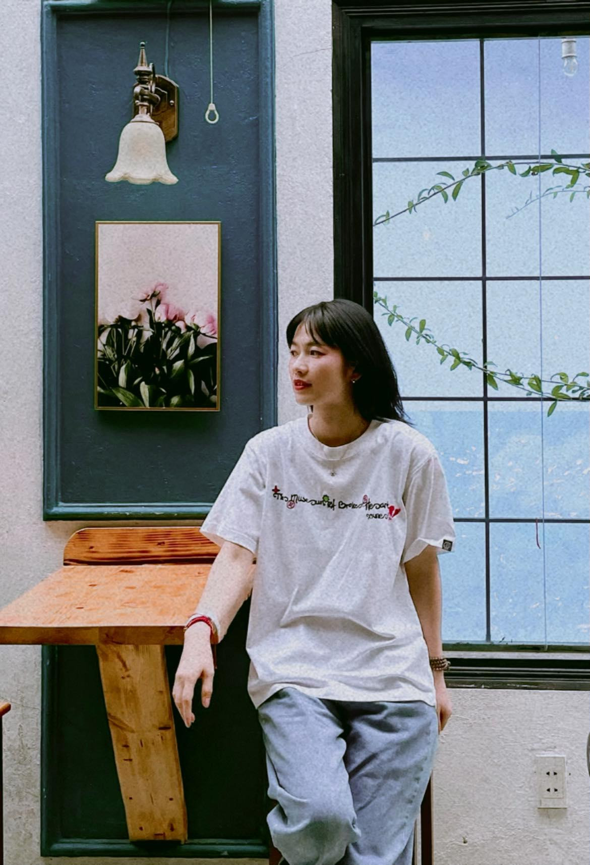 Chỉ cần một chiếc áo phông form rộng và một chiếc quần jeans ưng ý là nữ diễn viên đã có ngay set đồ vừa trẻ trung lại hợp thời.