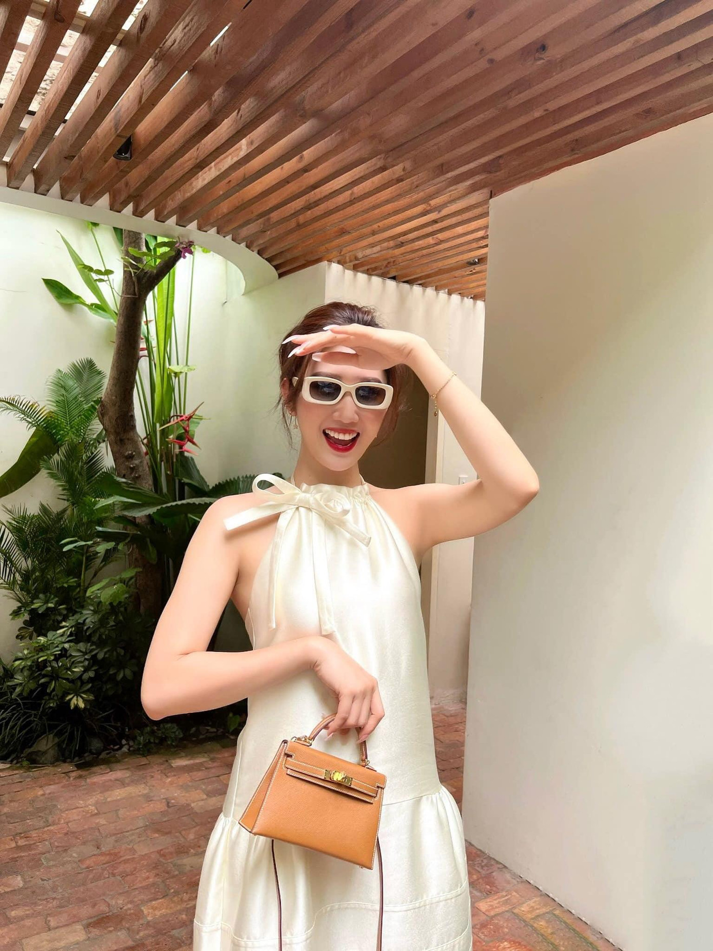 Ngoài ra, những chiếc váy tơ bồng bềnh cũng được người đẹp hết sức ưu ái khi đi du lịch.