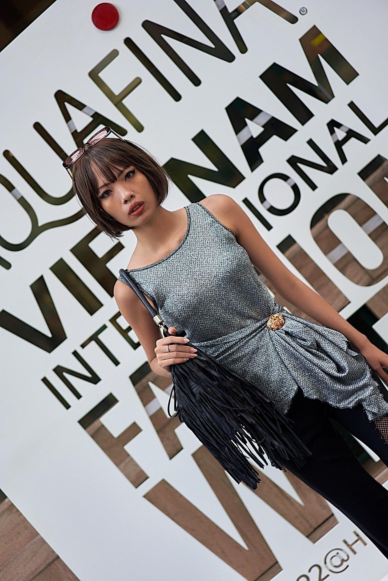 Với sự sáng tạo của mình, cô nàng đã biến hóa chiếc đầm cũ thành chiếc áo mới thời thượng