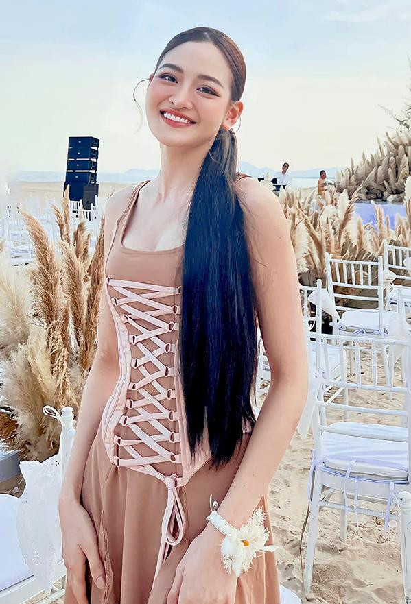 Thùy Anh tại đám cưới Minh Hằng. Trong chiếc đầm nhạt màu này, cô nàng vẫn trở nên xinh đẹp, cuốn hút nhưng không quá nổi bật. Thùy Anh tại đám cưới Minh Hằng. Trong chiếc đầm nhạt màu này, cô nàng vẫn trở nên xinh đẹp, cuốn hút nhưng không quá nổi bật.