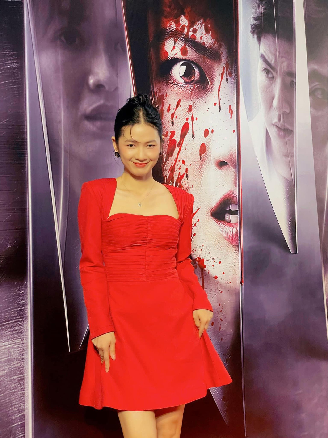 Khi đi sự kiện, cô nàng thường chọn cho mình những thiết kế nổi bật làm tôn lên vòng eo con kiến và đôi chân thon gọn của mình.