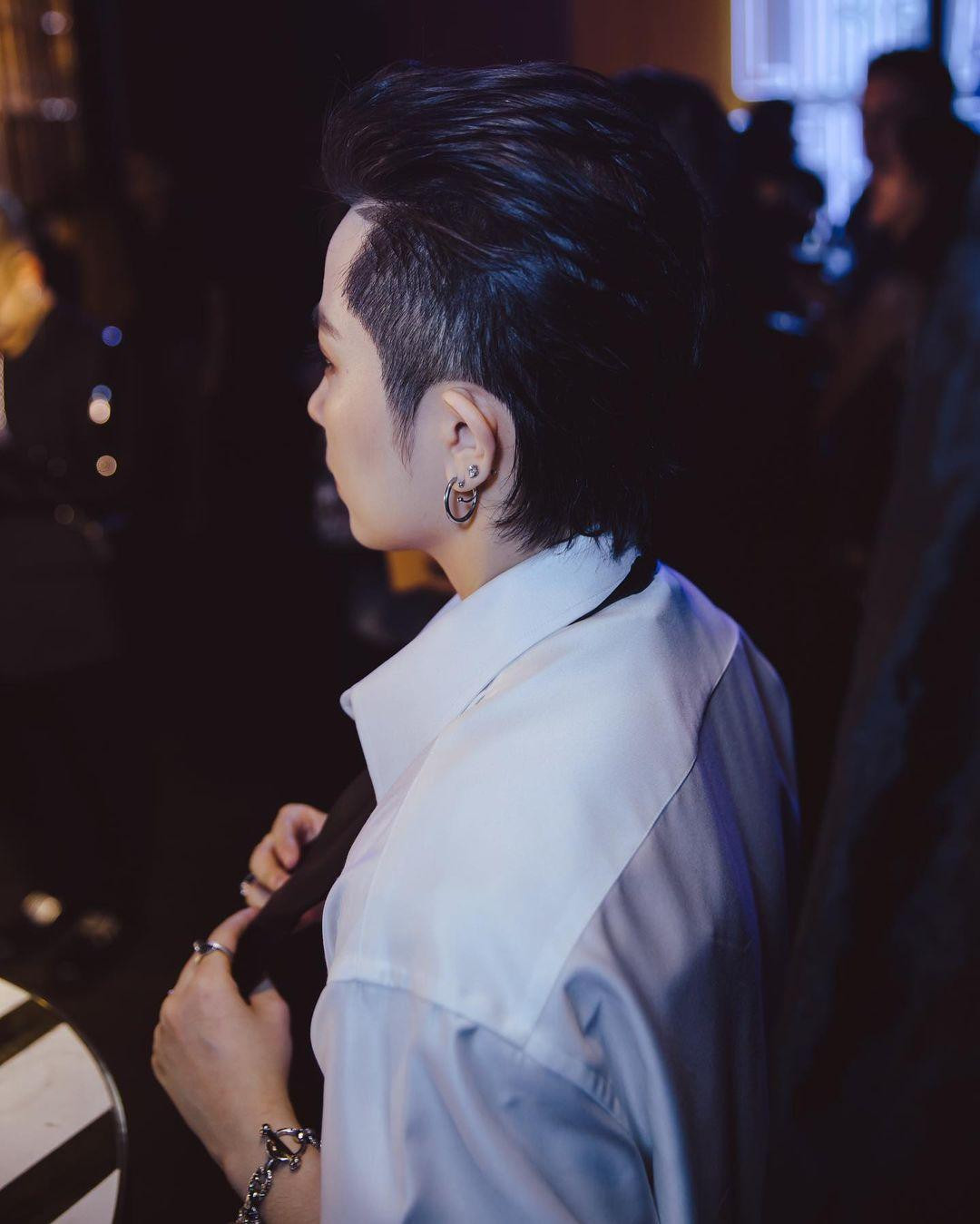 Gil Lê vẫn tỏa ra khí chất "ngút trời" trong những bức ảnh chụp sau lưng. Gil Lê vẫn tỏa ra khí chất "ngút trời" trong những bức ảnh chụp sau lưng.