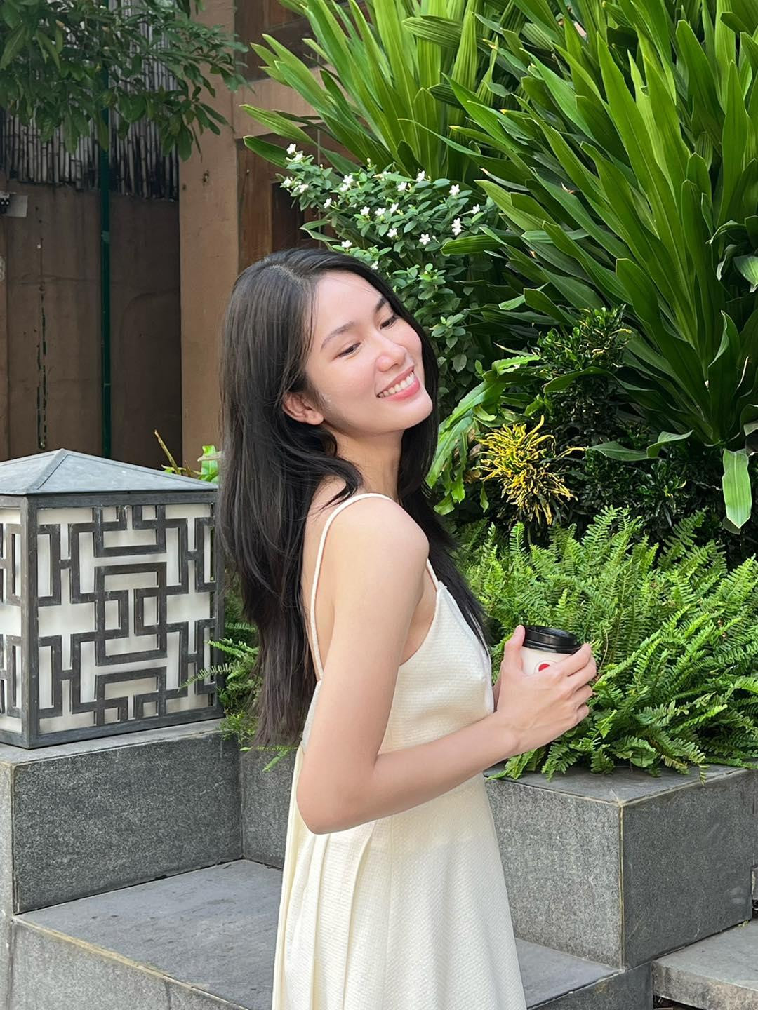 Chỉ đơn giản là diện một mẫu váy hai dây mang tông màu trắng, Phương Anh đã dễ dàng ghi điểm với phong cách nhẹ nhàng.