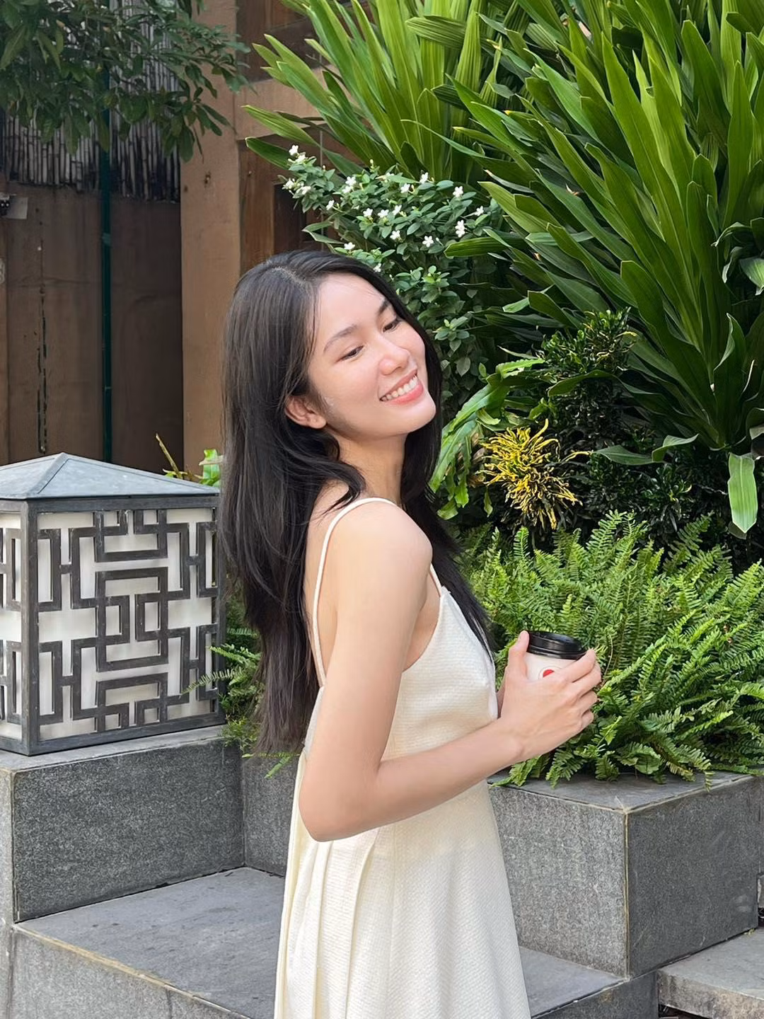 Chỉ đơn giản là diện một mẫu váy hai dây mang tông màu trắng, Phương Anh đã dễ dàng ghi điểm với phong cách nhẹ nhàng.