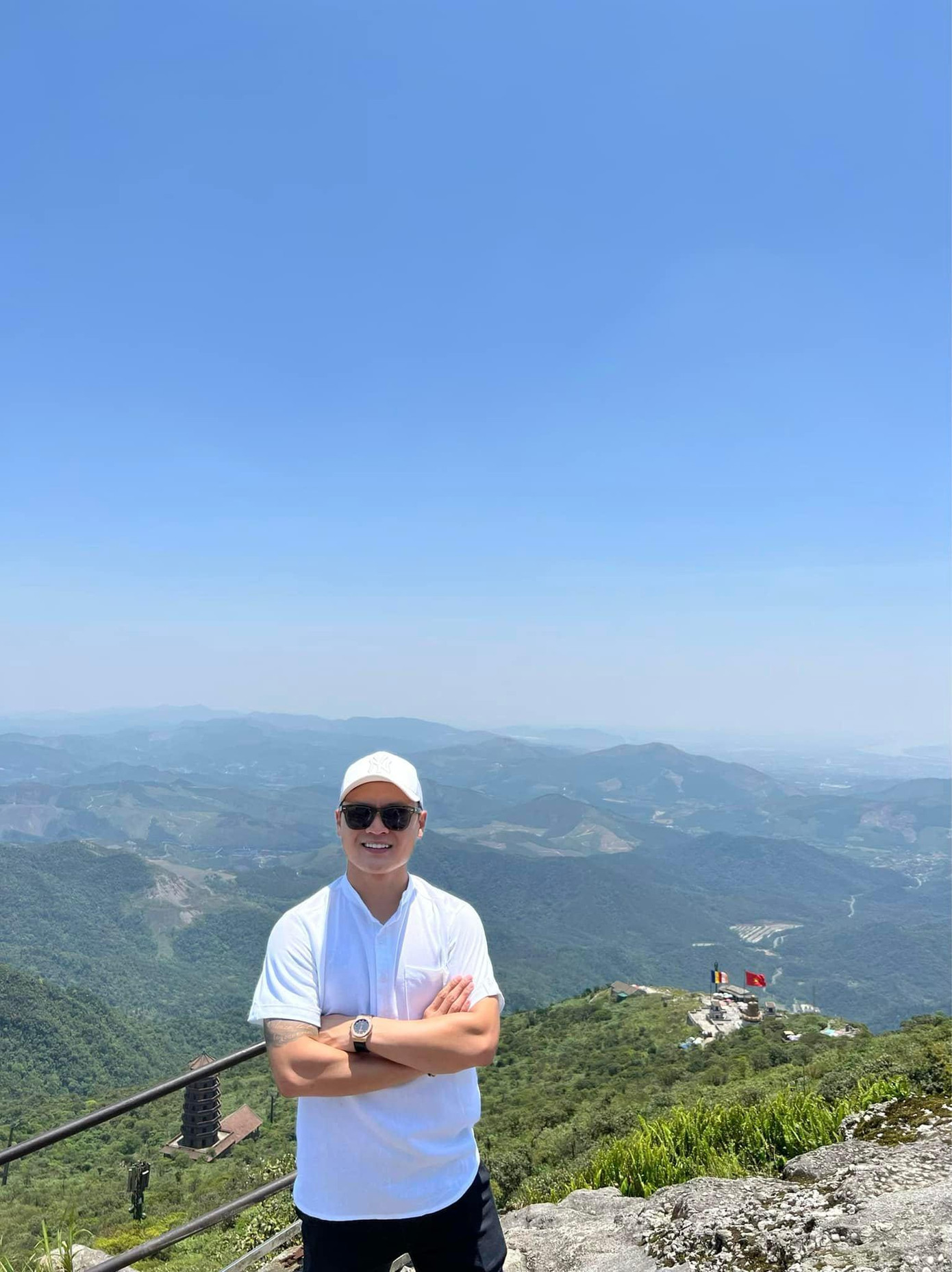 Chiếc đồng hồ Hublot Big Bang Steel Diamond có giá lên tới hơn 300 triệu đồng mới là điểm nhấn "đắt giá" trên bộ trang phục đơn giản của chàng cầu thủ. Chiếc đồng hồ Hublot Big Bang Steel Diamond có giá lên tới hơn 300 triệu đồng mới là điểm nhấn "đắt giá" trên bộ trang phục đơn giản của chàng cầu thủ.