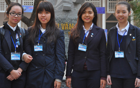 Nhóm của Huyền Trang chụp chung với Thảo Anh (ngoài cùng bên phải) và Lê Hồng An (ngoài cùng bên trái). Đây là 3 trong số 12 đề tài nghiên cứu sẽ được Hà Nội chọn tham gia hội thi khoa học kỹ thuật quốc gia 2014 tại Vĩnh Phúc