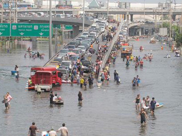 Lũ ngập đường phố tỉnh Pathum Thani (Apichit Jinakul/Bangkok Post)