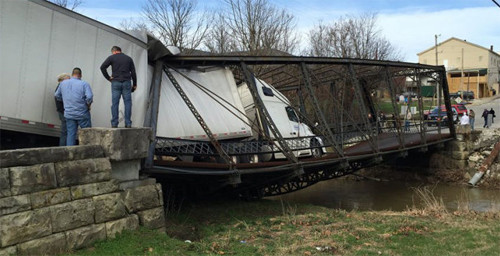 Nữ tài xế làm sập cầu vì không biết quy đổi trọng lượng ảnh 1