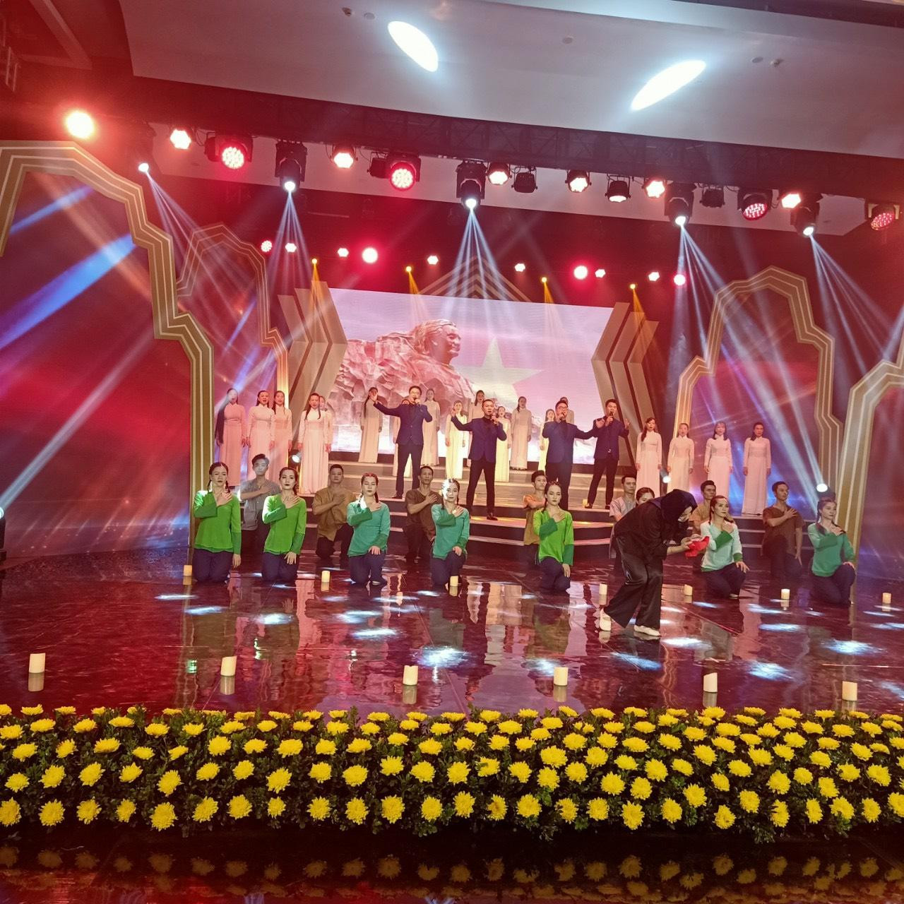 Chương trình có sự tham gia của nhiều đơn vị nghệ thuật, bên cạnh lực lượng chính của Nhà hát Ca múa nhạc Dân gian Việt Bắc Chương trình có sự tham gia của nhiều đơn vị nghệ thuật, bên cạnh lực lượng chính của Nhà hát Ca múa nhạc Dân gian Việt Bắc