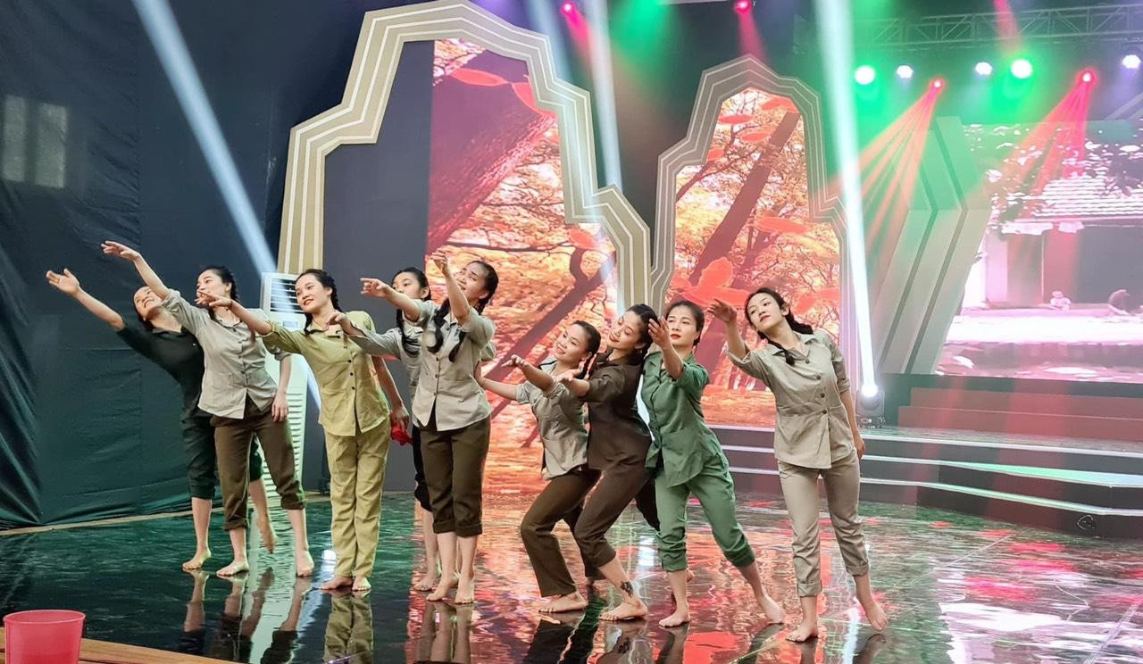 Đạo diễn tìm kiếm chất thơ trong "Những ngôi sao bất tử" Đạo diễn tìm kiếm chất thơ trong "Những ngôi sao bất tử"