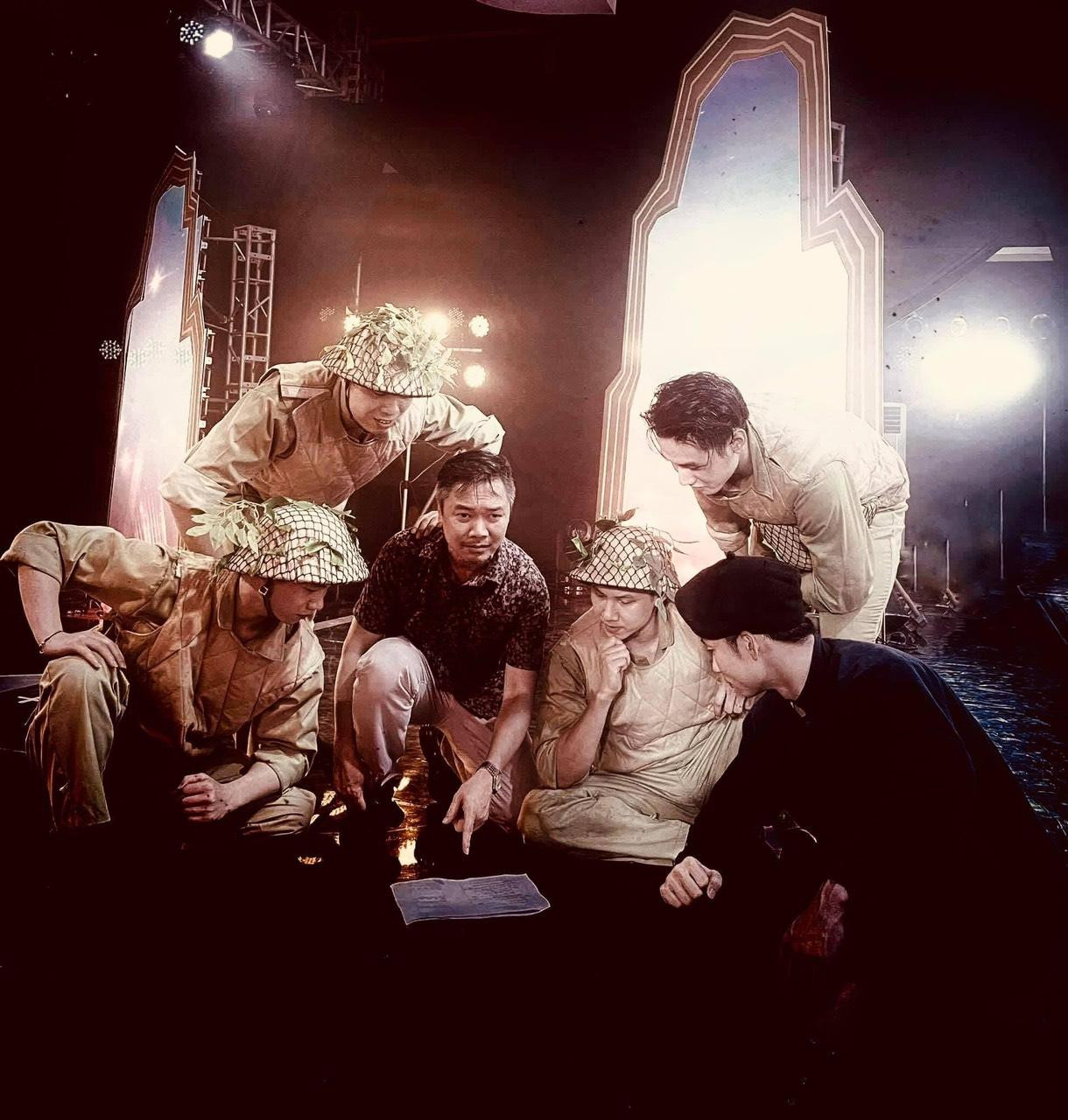 Đạo diễn cùng nghệ sĩ trao đổi để toát lên ý tưởng chủ đạo của chương trình Đạo diễn cùng nghệ sĩ trao đổi để toát lên ý tưởng chủ đạo của chương trình