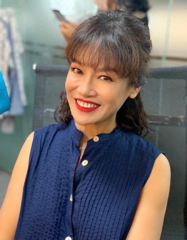 Ấy thế nhưng ngoài đời, Tú Oanh rất trẻ trung. Không phải người cầu kỳ trong ăn vận, trang điểm nhưng chị luôn giữ được phong cách cá tính, tươi trẻ. Ấy thế nhưng ngoài đời, Tú Oanh rất trẻ trung. Không phải người cầu kỳ trong ăn vận, trang điểm nhưng chị luôn giữ được phong cách cá tính, tươi trẻ.