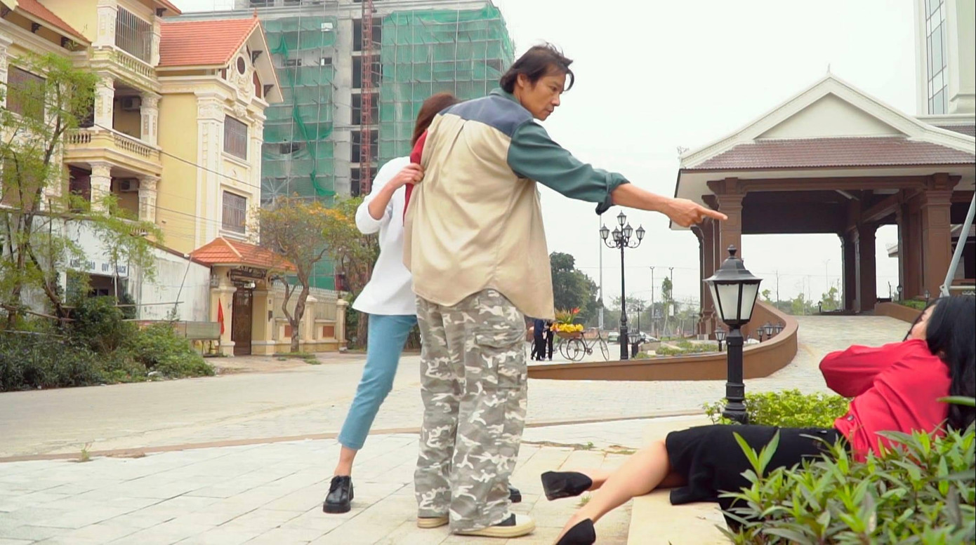 Bà Xuân ngã dúi dụi vì sợ hãi