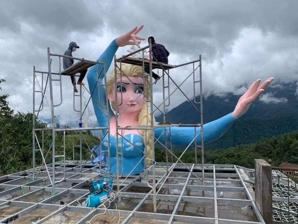 Chủ khu du lịch AnSaPa lại gây sóng gió với tượng nữ hoàng băng giá Elsa